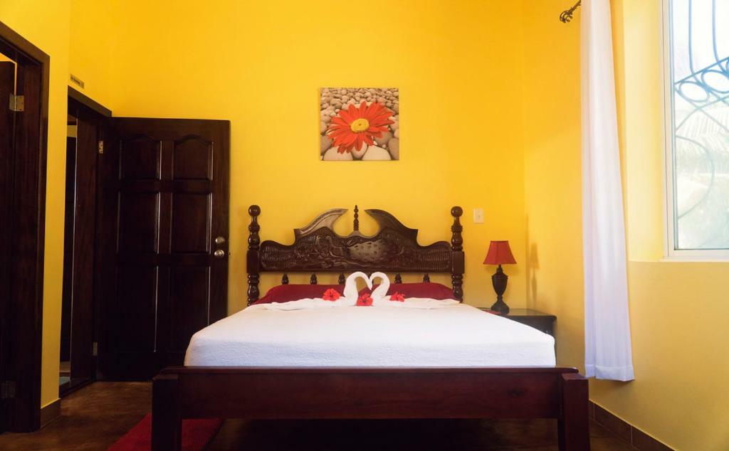 The White Horse Inn - Hopkins Village Beach Belize Экстерьер фото